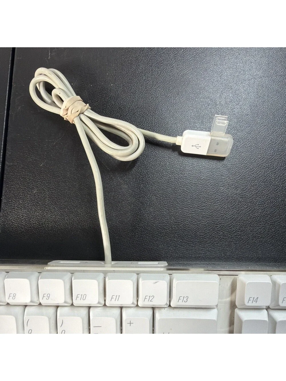 Apple A1048 Wired USB Keyboard White Standard Full Size QWERTY Numeric Keypad